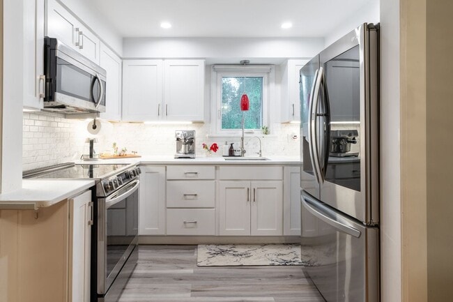 Photo - 410 Farmington Ave