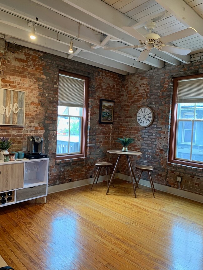 Building Photo - 413 Locust St Unit B