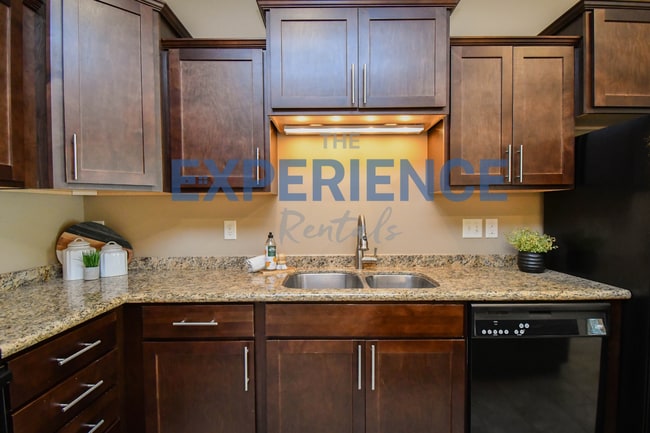 Photo - 7438 S Louise Ave Unidad 102