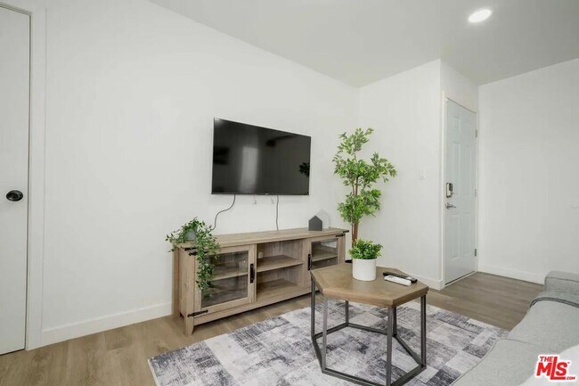 2417 S Budlong Ave Unit 4