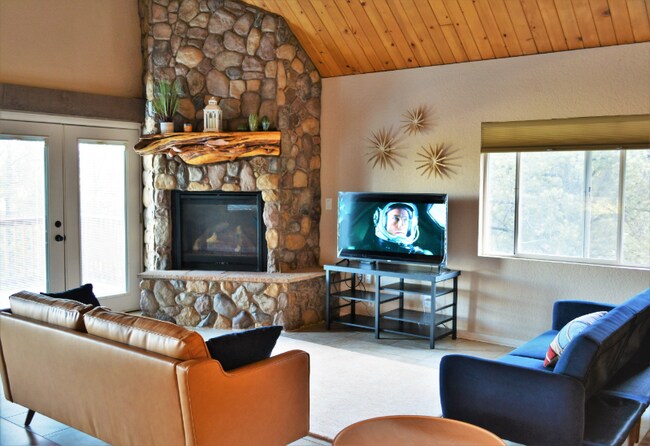 Photo - 909 N Matterhorn Rd