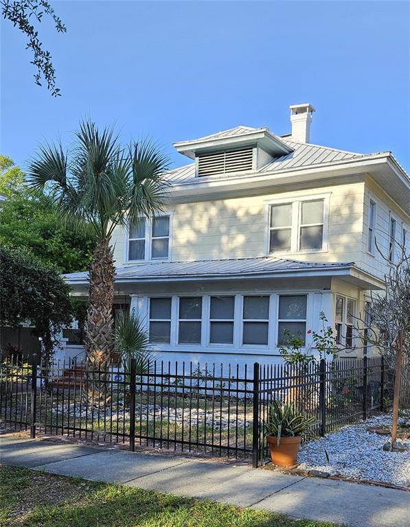 Building Photo - 1034 1/2 5th St N Unit 1/2