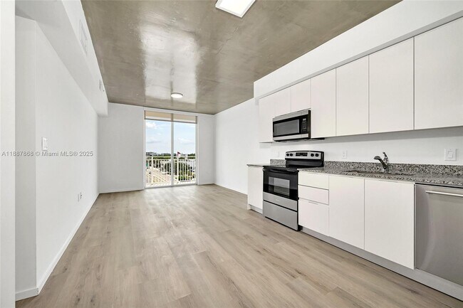 Building Photo - 475 NE 125th St Unit 702