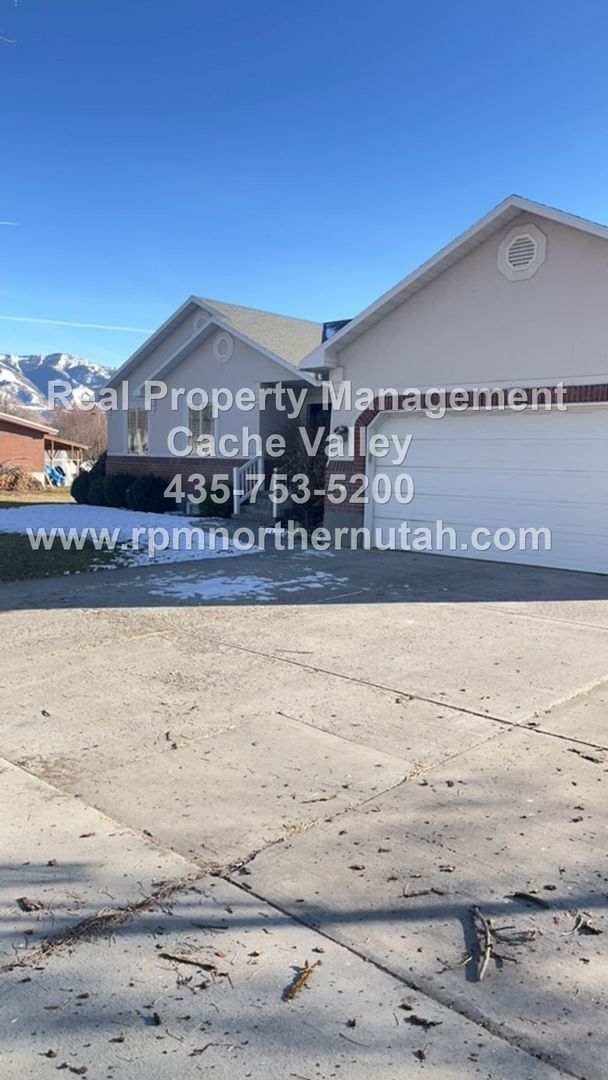 Photo - Beautiful 6 bedroom home available for immediate move in!