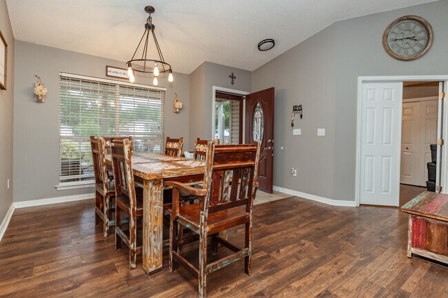 Photo - 425 Whirlaway Ct
