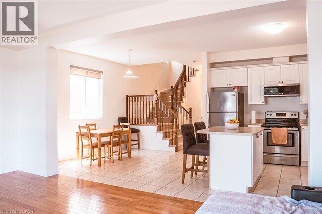 Photo - 456 Beaumont Cres