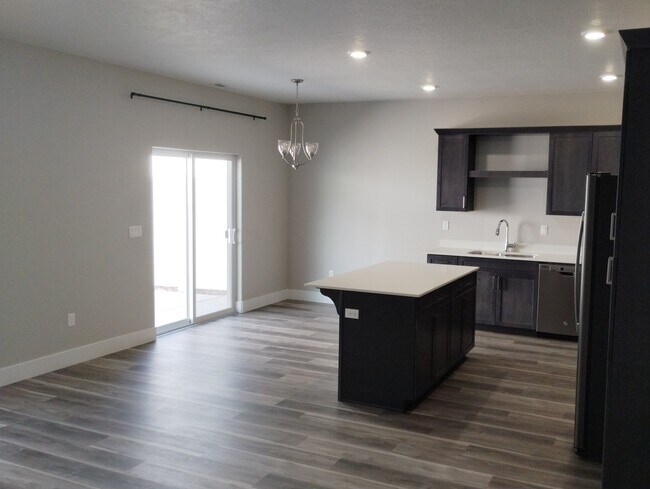 Photo - 1601 S Quartz Dr