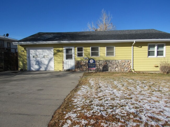 Building Photo - Eastside 4 BD w/garage