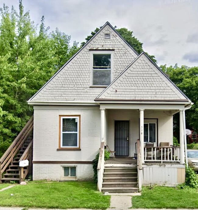 Building Photo - 3 Bedrooms, 1 Bath Unit 1 lower
