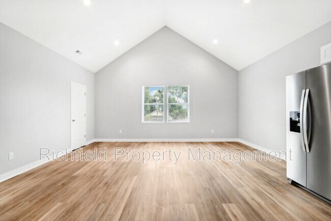 Photo - 2034-B E Maryland St