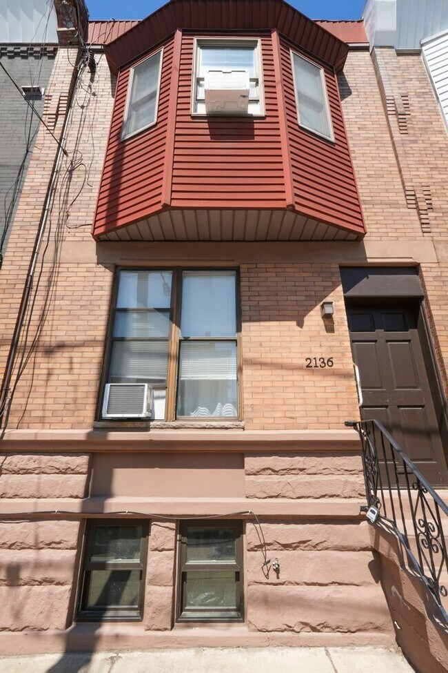 Building Photo - 2136 S 17th St Unit 2136 S 17th St 2nd Fl