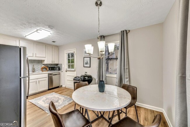 Photo - 160 Booth Rd SW