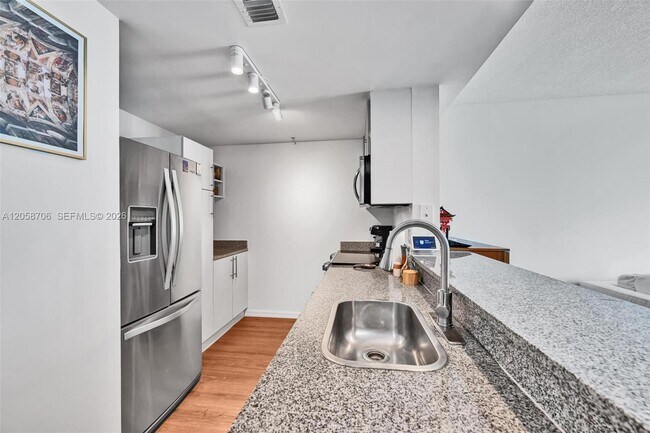 Photo - 275 NE 18th St Unidad 1809