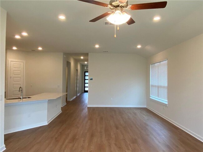 Photo - 305 Peace Pipe Way