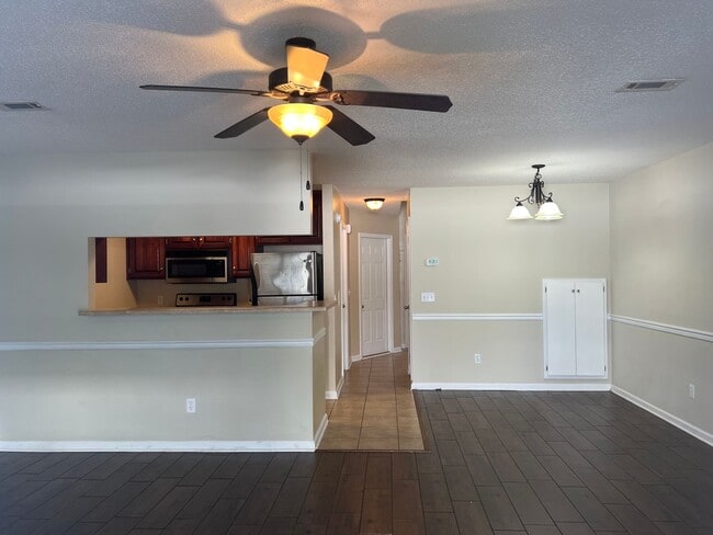 Photo - 107 Winthrope Ln