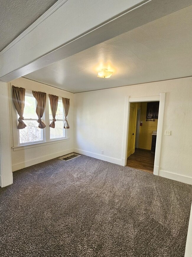 Photo - 4 Bedroom Home Located Downtown