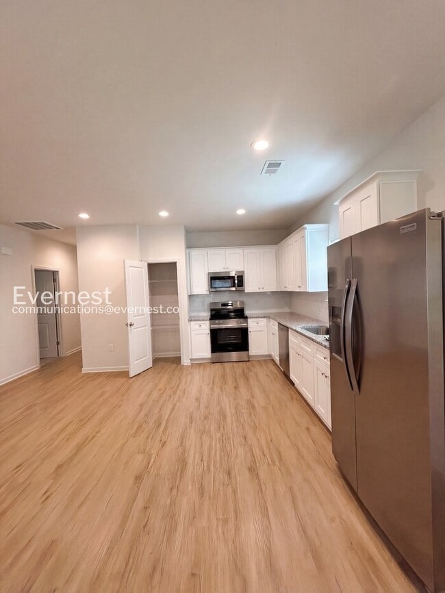 Photo - 1808 Hemlock Ave