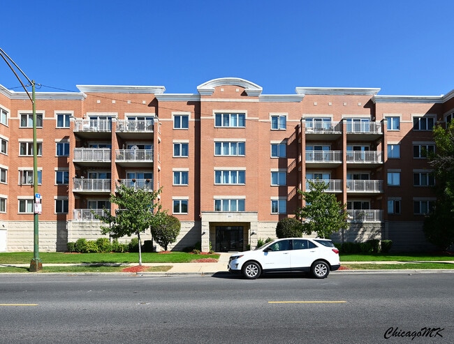 Building Photo - 2919 N Harlem Ave Unit 411