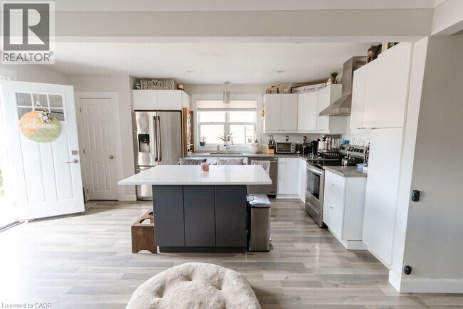 Photo - 325 E 18th St