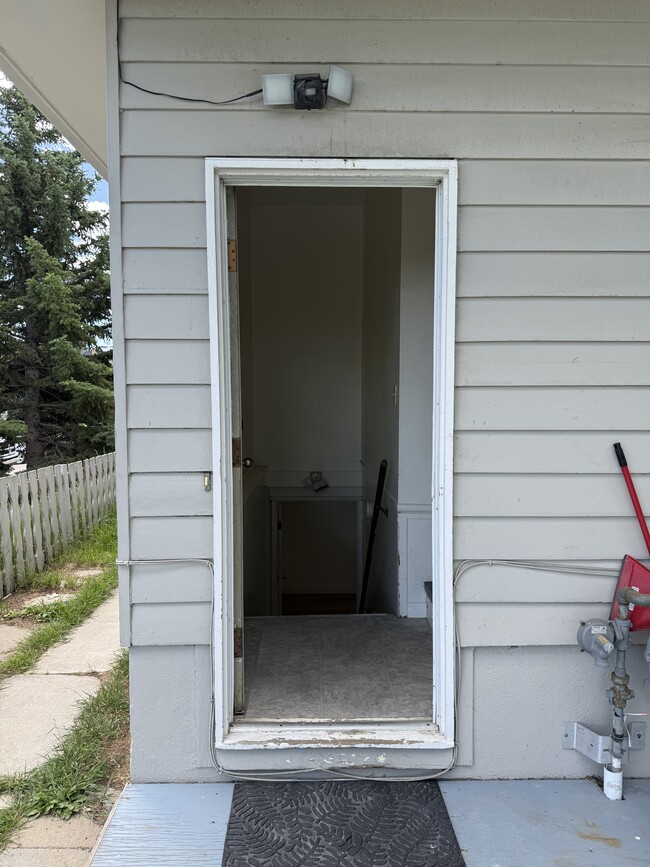 Photo - 512 32 Av NE