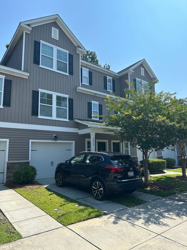 Building Photo - Updated Three Bedroom Townhome in West Ashley
