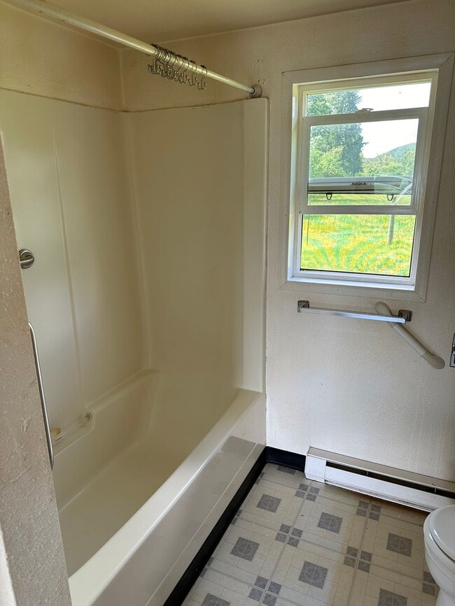 3-bedroom 2 bath House - 3-bedroom 2 bath House