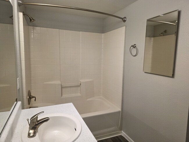 Lily Upstairs - Bathroom with view of tub