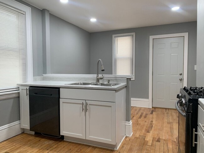 Photo - Amazing 4 Bedroom 2 Bathroom Home in Minneapolis!