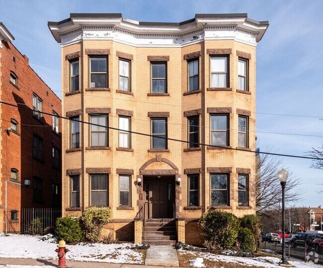 Building Photo - 14 Essex St Unit #5E Rental