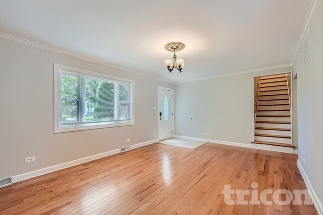 Photo - 612 W James St