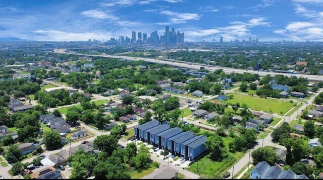 Photo - 2205 Staples St