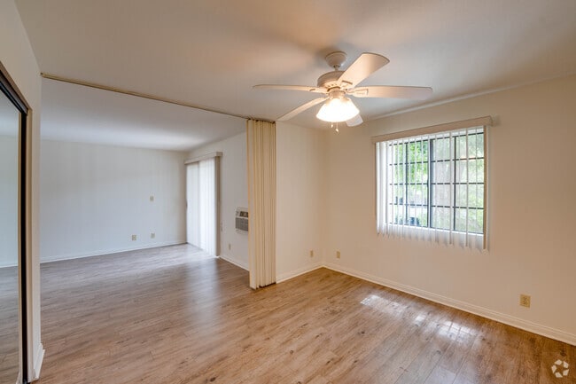 Studio, 1BA - 700SF