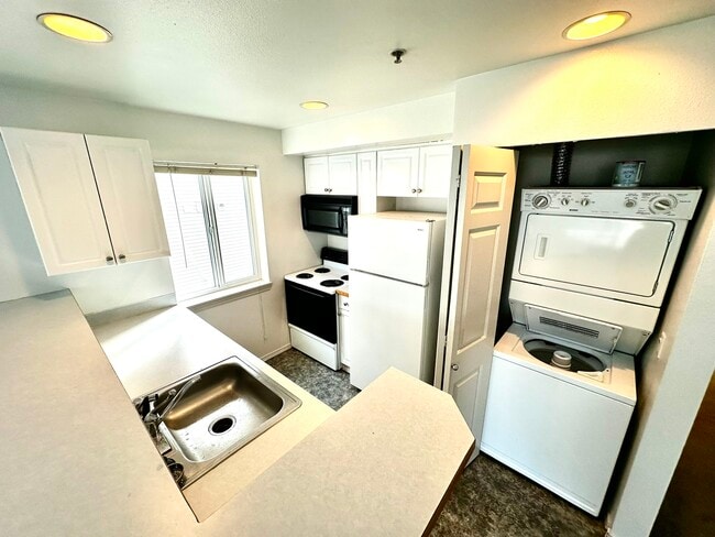 Kitchen - 931 N 86th St Unit 201