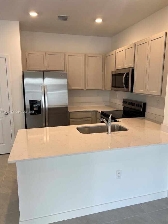 Photo - 652 NW 6th St