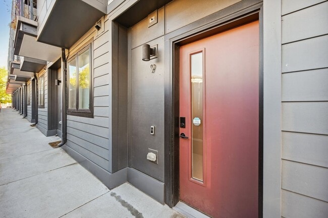 Photo - End Unit 2 Bedroom + office, 3 bathroom To...