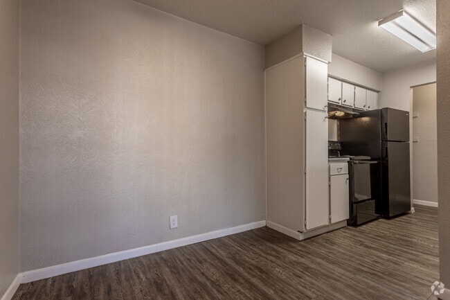 1BR, 1BA - 750 SF - Dining Area/Kitchen