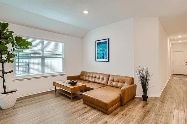 Photo - 510 Sixpence Ln