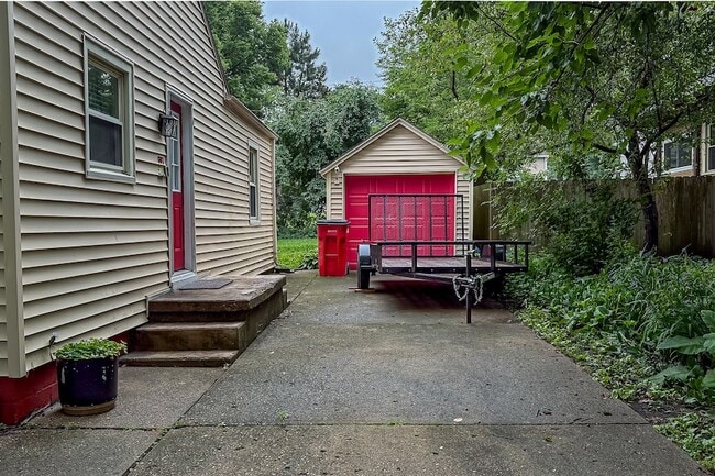 Photo - 807 W John St