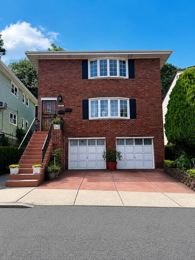 Building Photo - 5204 Meadowview Ave Unit 2
