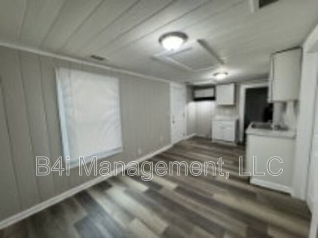 Photo - 211 Banks St