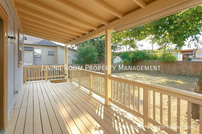 Photo - Steller Portland FourSquare With A Great Yard