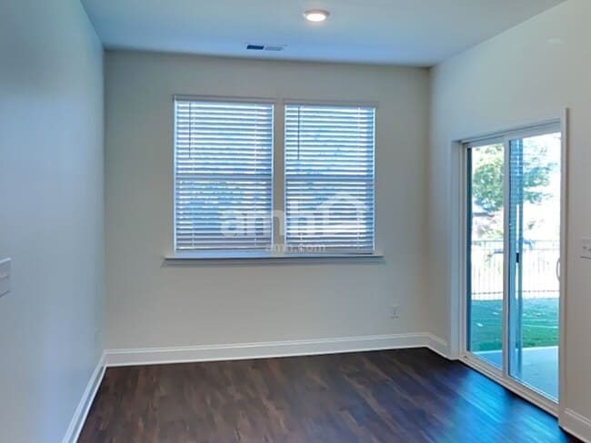 Photo - 561 Rivermist Dr