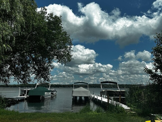 Building Photo - 1823 W Shore Dr Rental