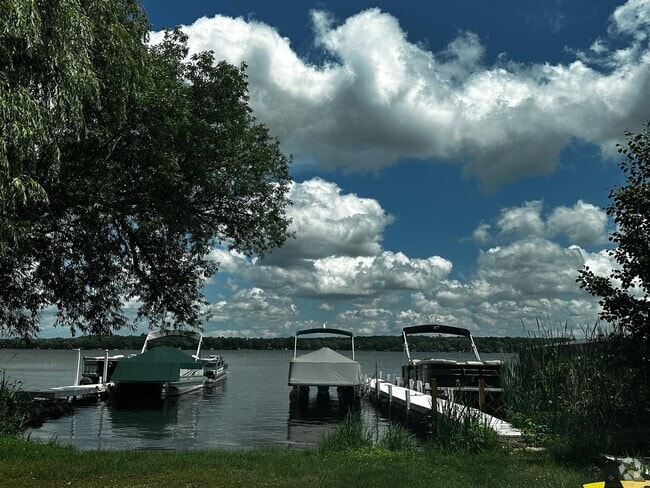 Building Photo - 1823 W Shore Dr Rental