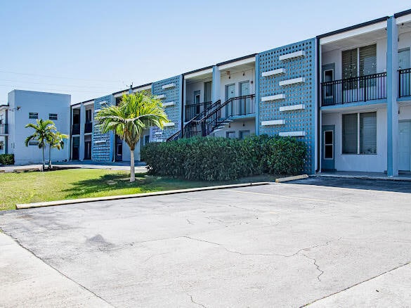 Building Photo - 980 NE 169th St
