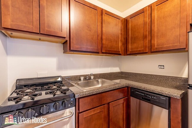 Photo - 814 W Cornelia Ave Apartments Unit M03B