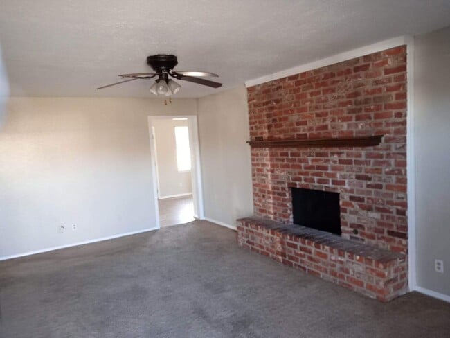 Photo - 616 Briarwood Ln