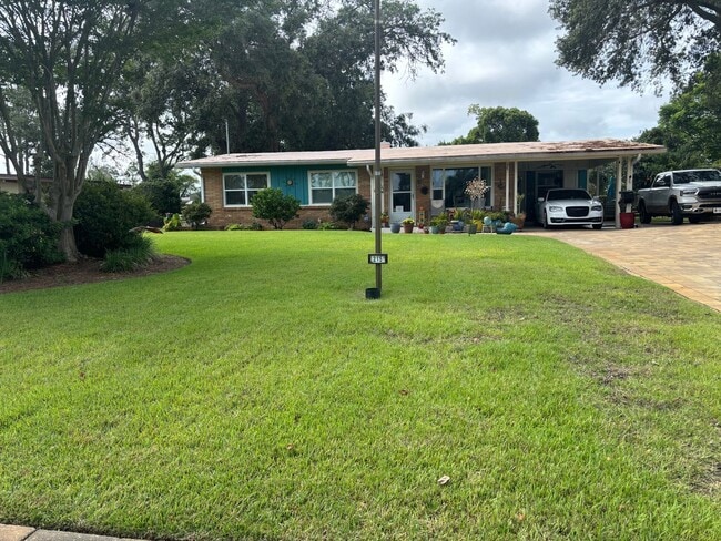 Building Photo - 215 Woodlawn Dr