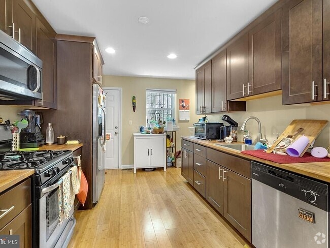 Building Photo - 1331 S 31st St Rental
