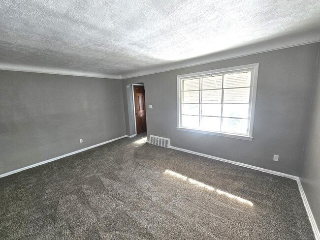 Photo - 18413 Lewis Dr